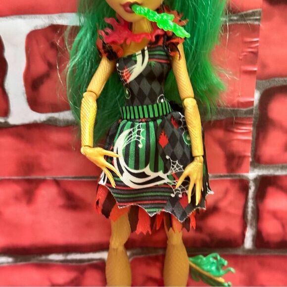 Monster High FREAK DU CHIC Jinafire doll - Picture 14 of 14